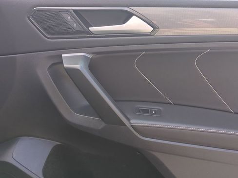 Used 2024 Volkswagen Tiguan SE image 34