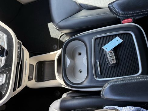 Used 2024 Chrysler Pacifica Touring-L FWD image 15