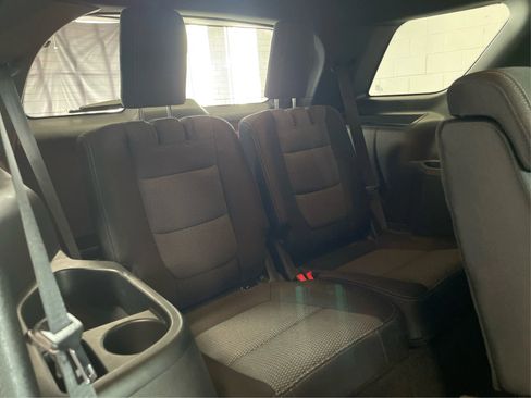 Used 2017 Ford Explorer XLT image 28