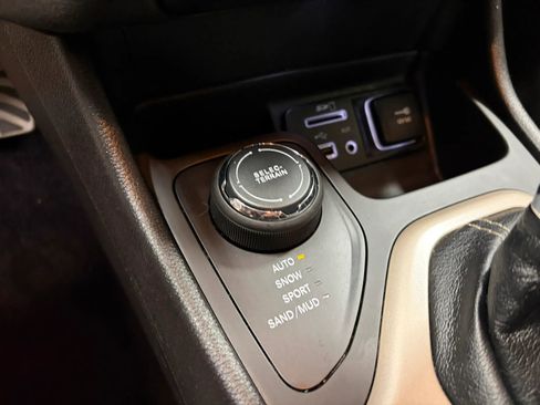 Used 2017 Jeep Cherokee Latitude w/ Cold Weather Group AWD/4WD image 38