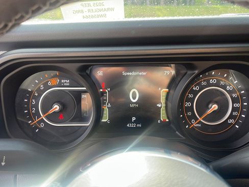 Used 2025 Jeep Wrangler Unlimited Sahara AWD/4WD image 19