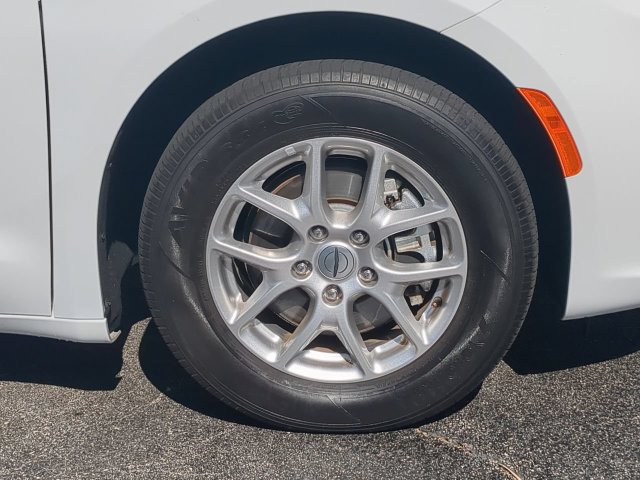 Certified 2025 Chrysler Pacifica Select FWD image 11