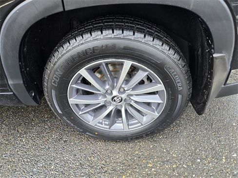 Used 2017 Toyota Highlander XLE image 12