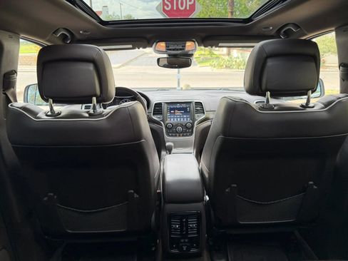 Used 2018 Jeep Grand Cherokee Overland AWD/4WD image 15