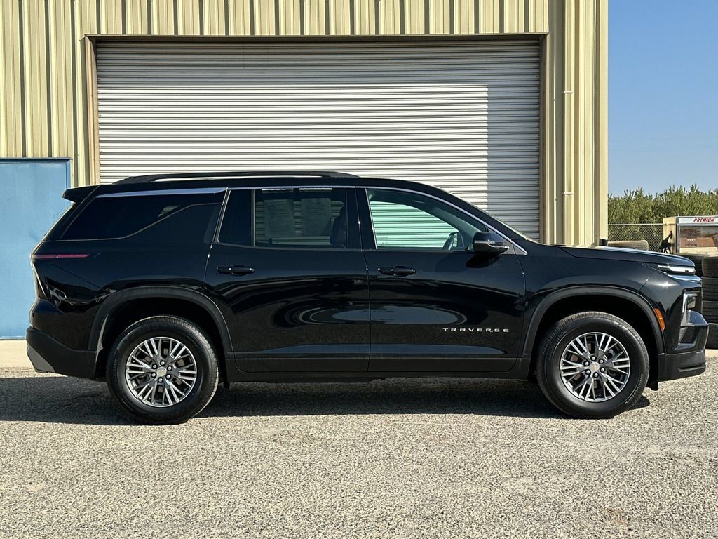 Used 2025 Chevrolet Traverse LT FWD image 3
