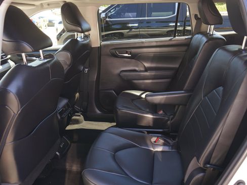 Used 2022 Toyota Highlander XLE AWD/4WD image 15
