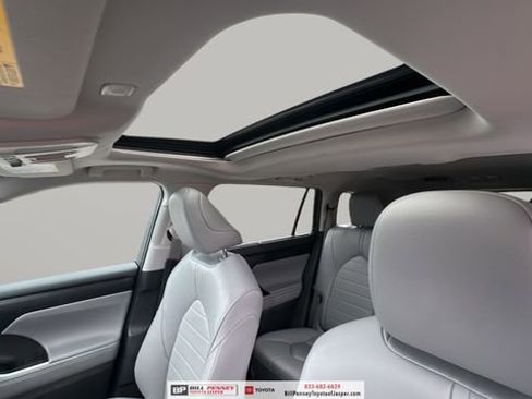 Used 2025 Toyota Highlander XLE image 12