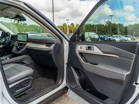New 2025 Ford Explorer Active w/ Active Comfort Package image 7
