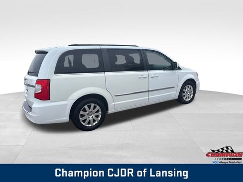 Used 2016 Chrysler Town & Country Touring image 4
