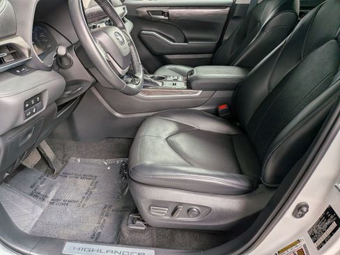 Certified 2024 Toyota Highlander Limited FWD image 11