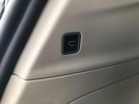 Used 2018 Chrysler Pacifica Touring-L image 36