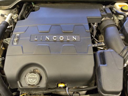 Used 2014 Lincoln MKS image 30
