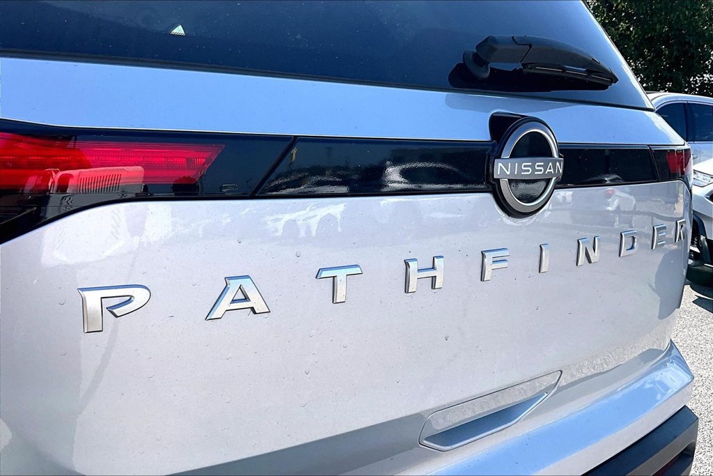 Used 2025 Nissan Pathfinder SV FWD image 40