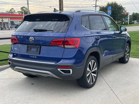 Used 2022 Volkswagen Taos SE w/ Panoramic Sunroof Package FWD image 7
