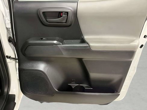 Used 2020 Toyota Tacoma SR5 AWD/4WD image 14