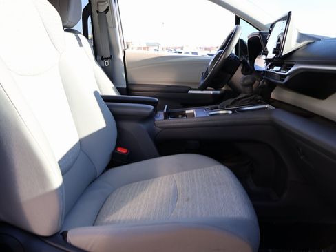 Used 2024 Toyota Sienna LE image 9