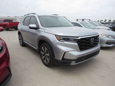 Used 2025 Honda Pilot Touring image 2