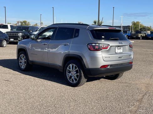 Used 2022 Jeep Compass Latitude image 4