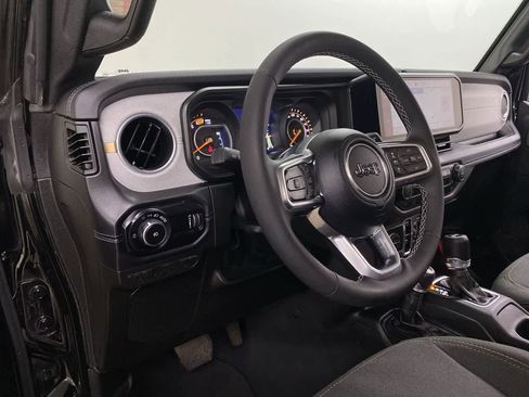 Used 2025 Jeep Wrangler Unlimited Sahara AWD/4WD image 2