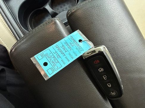 Used 2015 Lincoln MKS AWD image 34