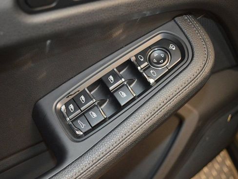 Certified 2025 Porsche Macan AWD/4WD image 18