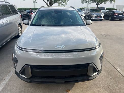 Used 2025 Hyundai Kona SEL FWD image 2