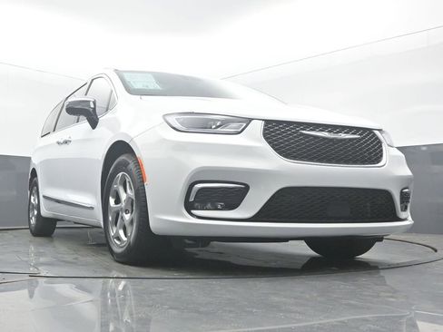 Used 2023 Chrysler Pacifica Limited AWD/4WD image 53