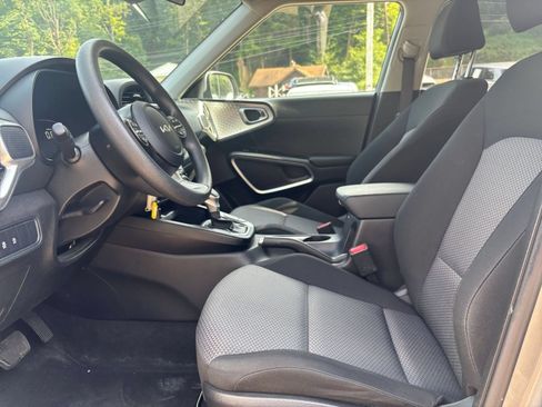 Used 2025 Kia Soul LX w/ LX Technology Package FWD image 33