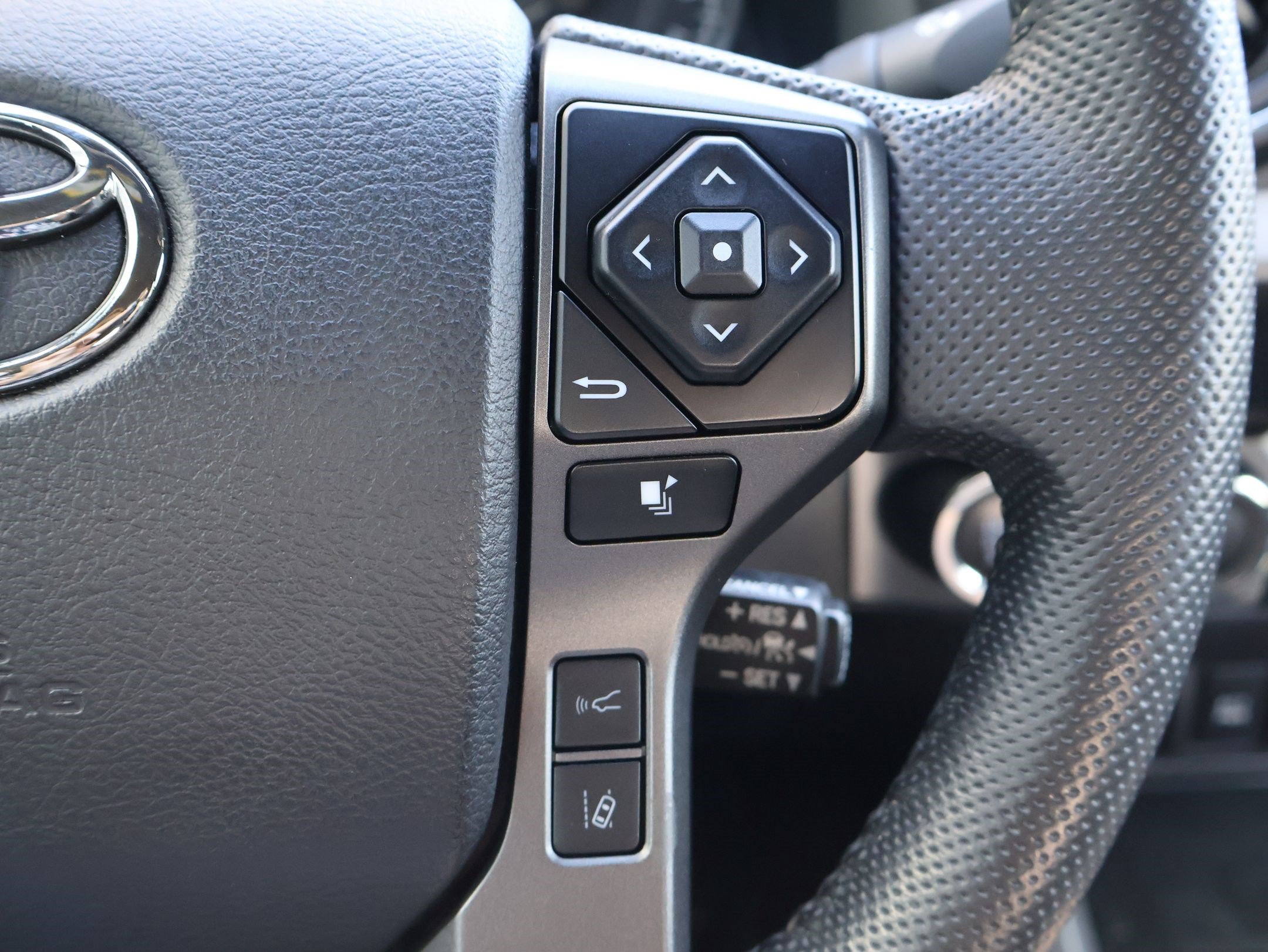Used 2022 Toyota Tacoma TRD Off-Road w/ Technology Package AWD/4WD image 19