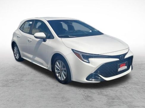 Certified 2025 Toyota Corolla SE w/ SE Package FWD image 3