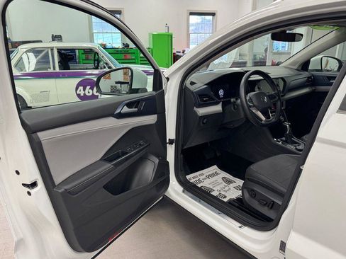 Used 2024 Volkswagen Taos SE image 13