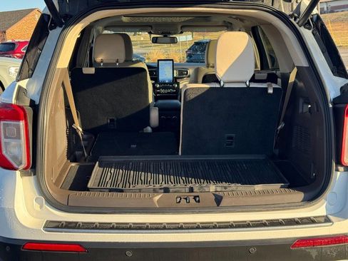 Used 2023 Ford Explorer Platinum w/ Technology Package image 4