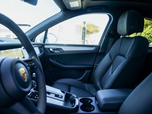 New 2026 Porsche Macan image 23