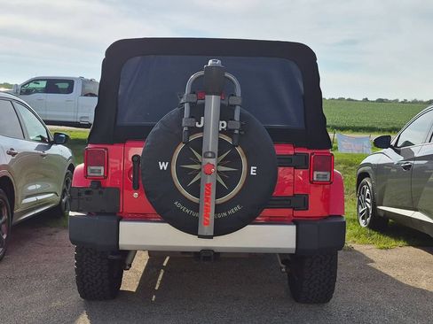 Used 2013 Jeep Wrangler Unlimited Sahara w/ Dual Top Group AWD/4WD image 5