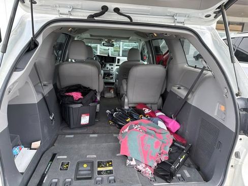 Used 2017 Toyota Sienna AWD image 11