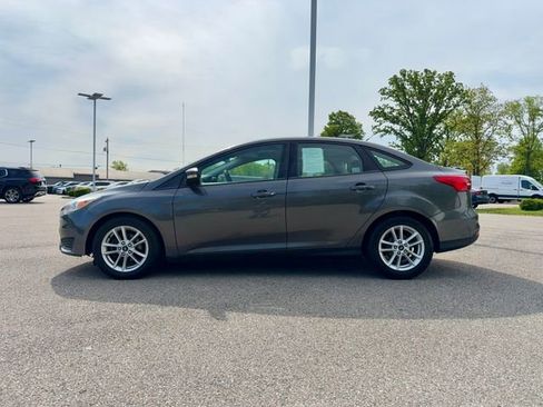 Used 2017 Ford Focus SE FWD image 4