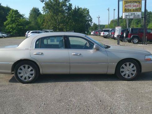 Used 2004 Lincoln Town Car Ultimate RWD image 3