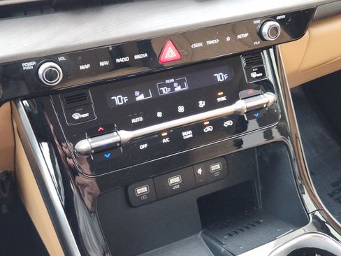 Used 2024 Kia Carnival EX image 18