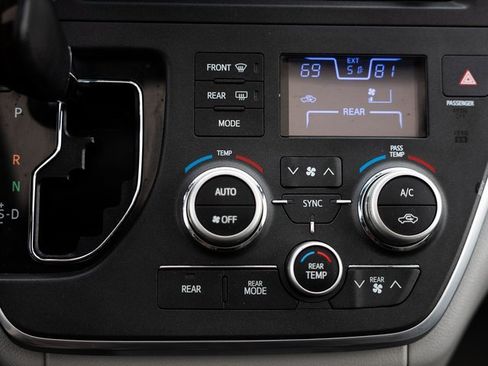 Used 2017 Toyota Sienna XLE image 17