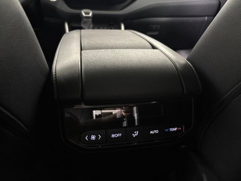 Used 2024 Toyota Highlander XLE AWD/4WD image 27