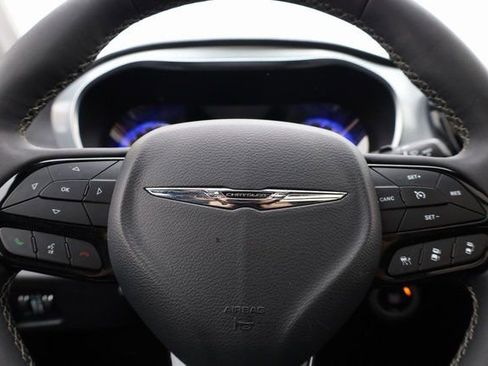 Used 2025 Chrysler Pacifica Limited image 19