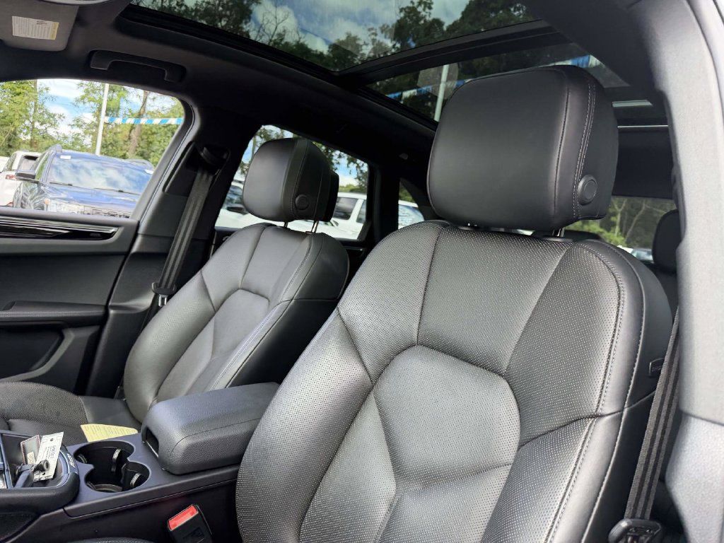 Used 2022 Porsche Macan AWD/4WD image 17