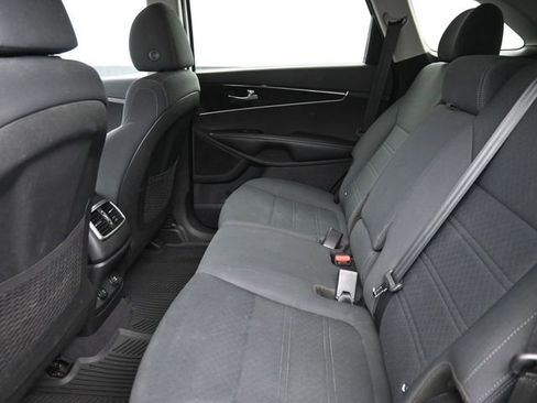 Used 2019 Kia Sorento LX image 19