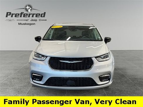 Used 2024 Chrysler Pacifica Touring-L image 12