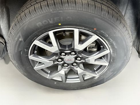 Used 2023 GMC Acadia SLT w/ LPO, Floor Liner Package FWD image 11