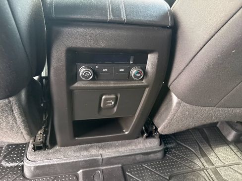Used 2022 Chevrolet Traverse LT FWD image 21