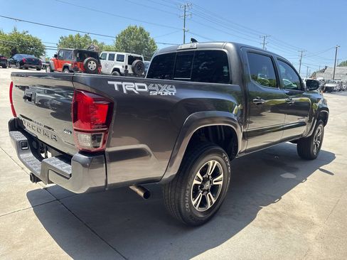 Used 2019 Toyota Tacoma TRD Sport AWD/4WD image 5