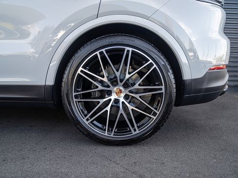 Certified 2025 Porsche Cayenne E-Hybrid Coupe AWD/4WD image 25