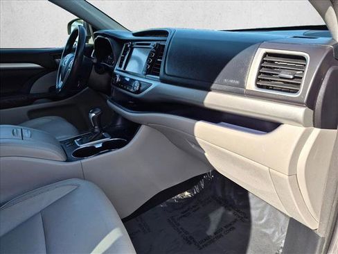 Used 2015 Toyota Highlander XLE FWD image 22