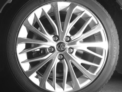 Used 2018 Toyota Camry XLE FWD image 9